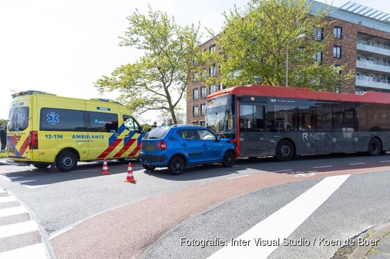Lijnbus in botsing met auto in IJmuiden