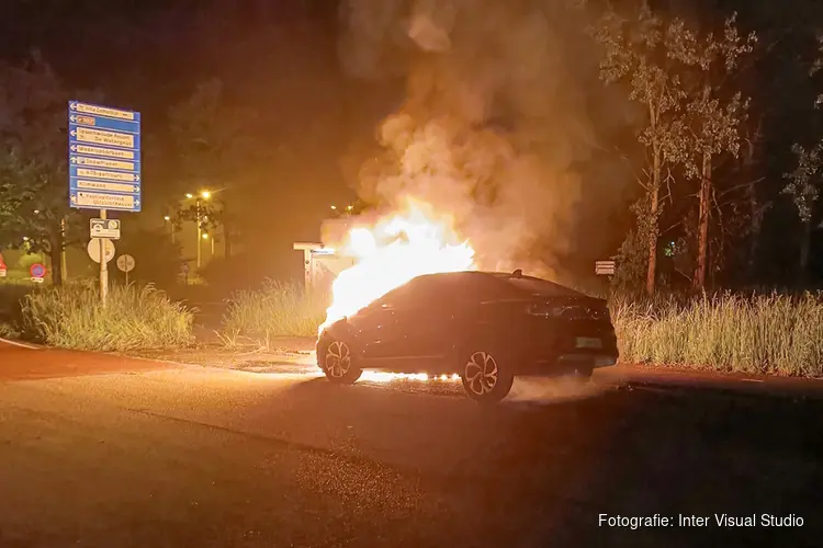 Huurauto vliegt in brand tijdens wisselen lekke band