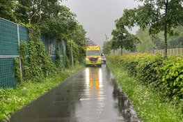 Scooter onderuit op nat fietspad in Driehuis, twee gewonden
