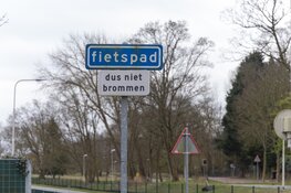 Scooter onderuit op nat fietspad in Driehuis, twee gewonden