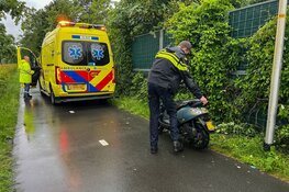 Scooter onderuit op nat fietspad in Driehuis, twee gewonden