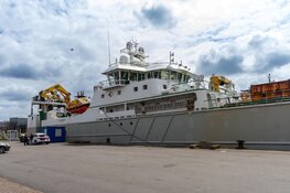 Auto tussen wal en het schip in IJmuiden