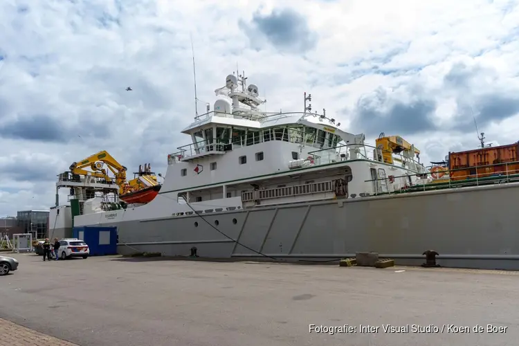 Auto tussen wal en het schip in IJmuiden