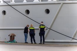 Auto tussen wal en het schip in IJmuiden
