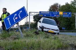 Auto op vangrail bij ongeval Amsterdamseweg