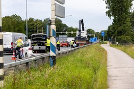 Hoogwerker gekanteld op Amsterdamseweg
