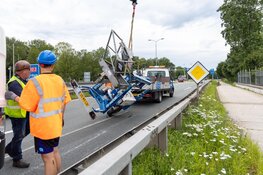Hoogwerker gekanteld op Amsterdamseweg