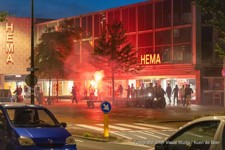Onrustige sfeer op Lange Nieuwstraat in IJmuiden na verlies Oranje