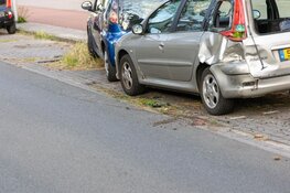 Automobilist ramt drie geparkeerde auto's en rijdt door