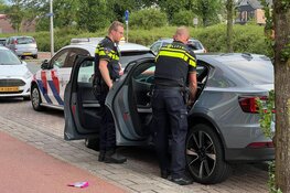 Automobilist ramt drie geparkeerde auto's en rijdt door