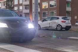 Botsing in IJmuiden met twee auto's, één gewonde