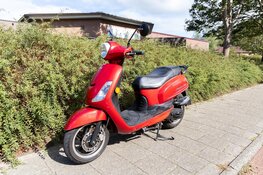 Scooterrijder rijdt tegen autodeur in IJmuiden