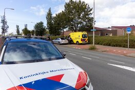 Scooterrijder rijdt tegen autodeur in IJmuiden