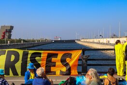 Demonstratie bij sluis in IJmuiden: cruiseschip neemt andere sluis