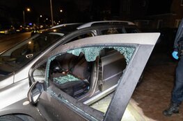 Automobilist zet het op een rennen na aanrijding met taxi en paaltje in IJmuiden