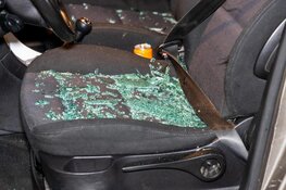 Automobilist zet het op een rennen na aanrijding met taxi en paaltje in IJmuiden