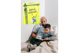 Vrijwilligers doneren prentenboeken aan kinderen van de VoorleesExpress Velsen