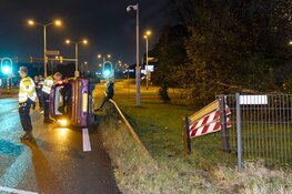 Auto op de kant op Velsertraverse in Velsen-Noord, bestuurster mee naar bureau
