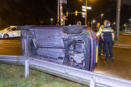 Auto op de kant op Velsertraverse in Velsen-Noord, bestuurster mee naar bureau
