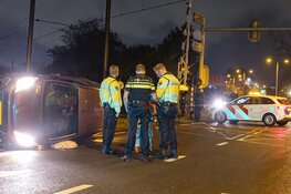 Auto op de kant op Velsertraverse in Velsen-Noord, bestuurster mee naar bureau