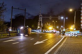 Auto op de kant op Velsertraverse in Velsen-Noord, bestuurster mee naar bureau