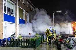Veel rookontwikkeling en enorme schade bij brand in Warmenhovenstraat IJmuiden