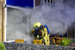 Veel rookontwikkeling en enorme schade bij brand in Warmenhovenstraat IJmuiden