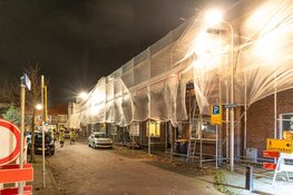 Loswaaiend voorwerp van dak gezien in de Nobelstraat in IJmuiden