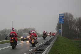 Honderd kerstmannen- en vrouwen op de motor voor Santa Máxima