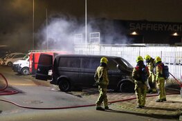 Bestelbus in brand in IJmuiden, weer in Egmondstraat