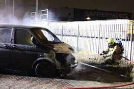 Bestelbus in brand in IJmuiden, weer in Egmondstraat