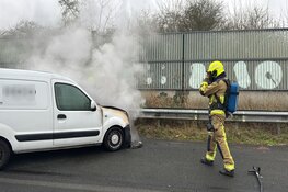 Bestelbus in brand op A9 bij Velsen-Zuid