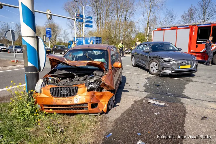 Harde aanrijding tussen twee auto's in Velsen-Zuid