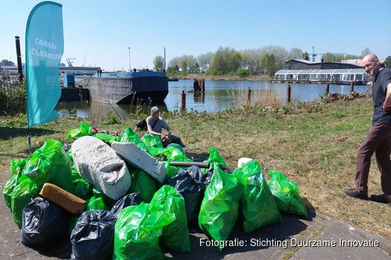 Canal Cleanup haalt duizenden kilo’s zwerfafval op langs het Noordzeekanaal en ’t IJ