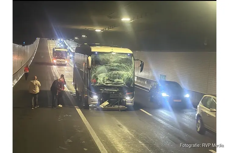 AZ bussen botsen op elkaar in Wijkertunnel, 5 gewonden en tunnel afgesloten