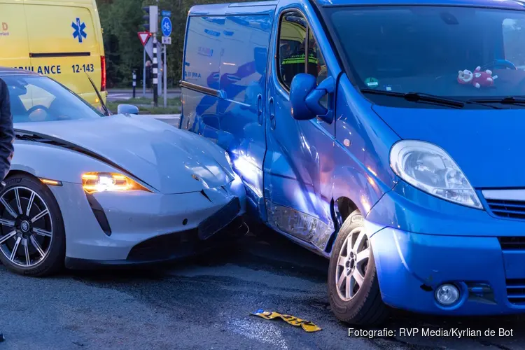 Flinke schade na ongeval tussen Porsche en bestelbus