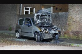 Auto door brand verwoest in IJmuiden