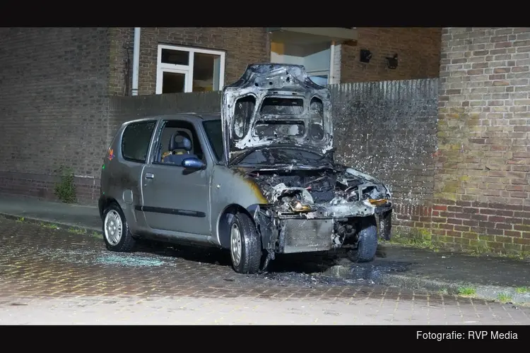 Auto door brand verwoest in IJmuiden