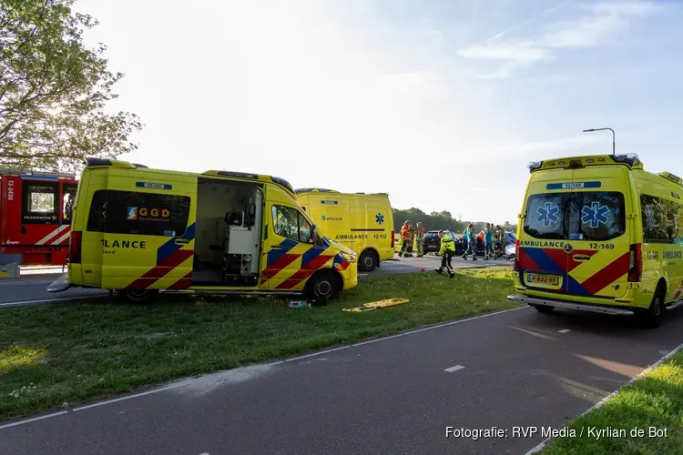 Zwaargewonde bij frontale botsing op Rijksweg in Velsen-Zuid