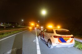 Auto vliegt uit de bocht bij afrit A22, bestuurder spoorloos