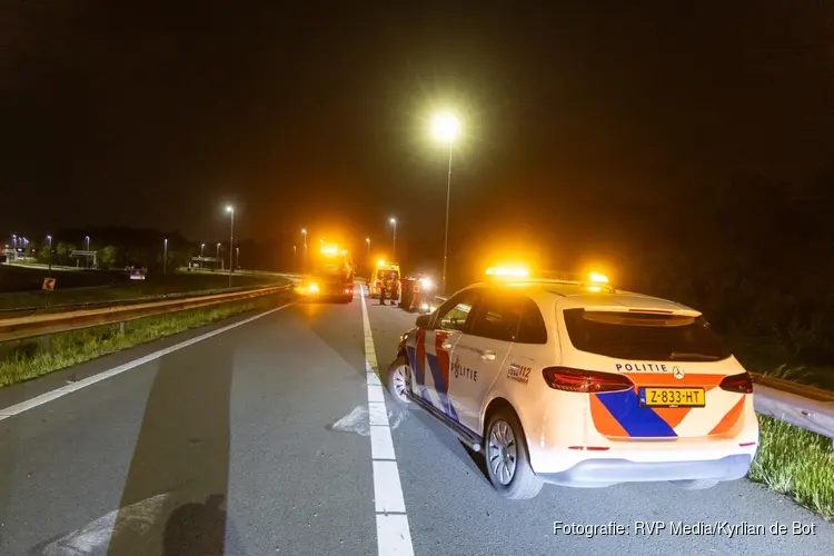 Auto vliegt uit de bocht bij afrit A22, bestuurder spoorloos