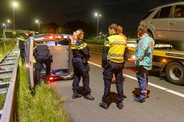 Auto vliegt uit de bocht bij afrit A22, bestuurder spoorloos
