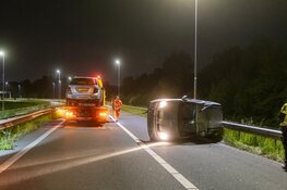 Auto vliegt uit de bocht bij afrit A22, bestuurder spoorloos