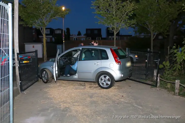 Automobiliste rijdt zichzelf klem tussen hek van basisschool