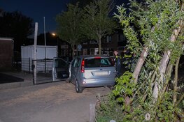 Automobiliste rijdt zichzelf klem tussen hek van basisschool