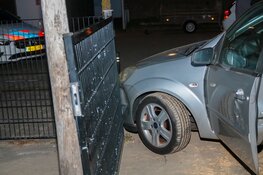 Automobiliste rijdt zichzelf klem tussen hek van basisschool