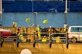 Extinction Rebellion bezet zeesluis tijdens risicovolle voetbalwedstrijd. Inwoners gooien met eieren