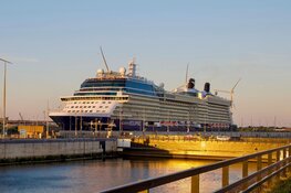 Extinction Rebellion bezet zeesluis tijdens risicovolle voetbalwedstrijd. Inwoners gooien met eieren