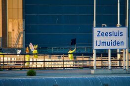 Extinction Rebellion bezet zeesluis tijdens risicovolle voetbalwedstrijd. Inwoners gooien met eieren