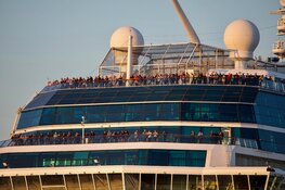 Extinction Rebellion bezet zeesluis tijdens risicovolle voetbalwedstrijd. Inwoners gooien met eieren